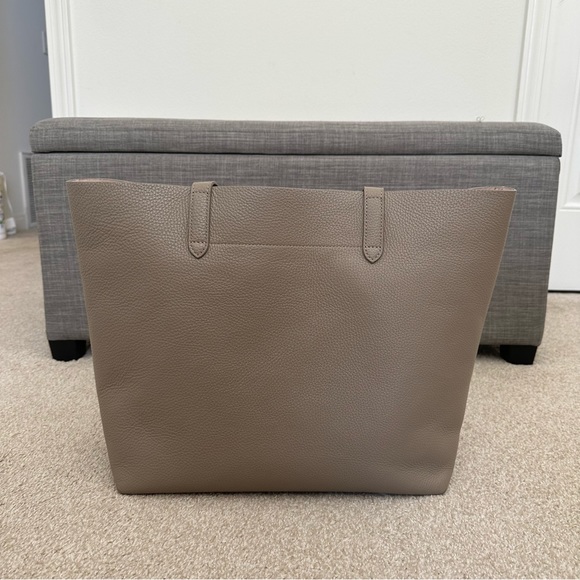 Cuyana Structured Tote with organization insert - Picture 3 of 11